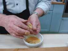 Mojar las bolitas con el huevo